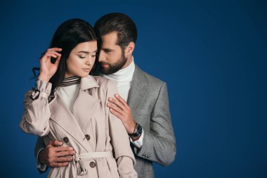 Mavi izole erkek arkadaş kucaklama kız arkadaş