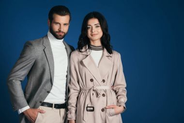 ayakta ve mavi izole kamera bakarak çekici çift