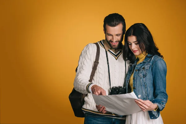 Pareja Turistas Mirando Mapa Aislado Amarillo —  Fotos de Stock