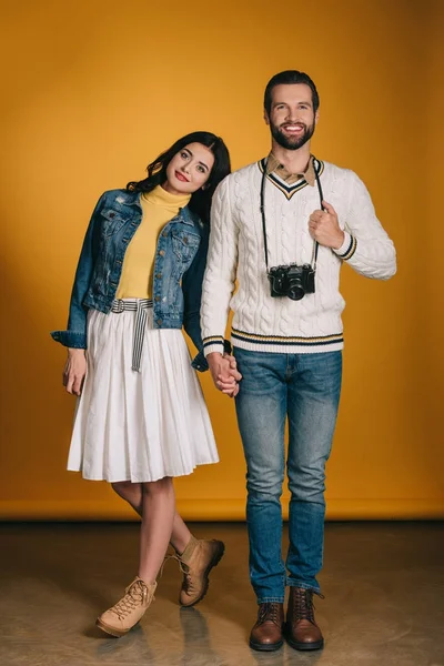 Glückliches Paar Von Reisenden Die Hände Auf Gelb Halten — Stockfoto