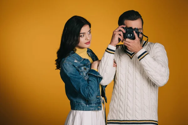 Novio Tomando Fotos Con Cámara Cine Aislado Amarillo — Foto de stock gratis