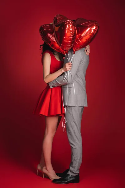 Pareja Cubriendo Caras Con Haz Globos Rojo — Foto de Stock