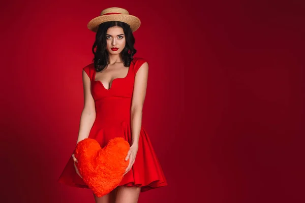 Chica Atractiva Vestido Rojo Sosteniendo Almohada Forma Corazón Aislado Rojo — Foto de Stock