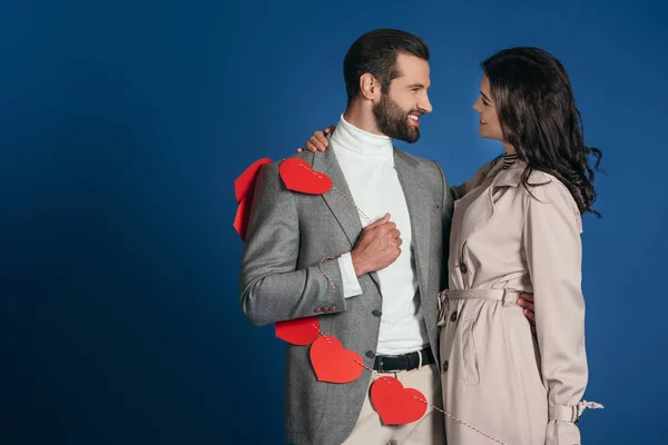 Lyckligt Par Hålla Krans Röda Hjärtan Isolerade Blå — Stockfoto