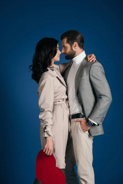 Paar Berührt Sich Mit Nasen Isoliert Auf Blauem Grund — Stockfoto