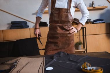 erkek moda tasarımcısı dikiş araçları ve kumaş atölyesinde çalışma önlük kırpılmış atış