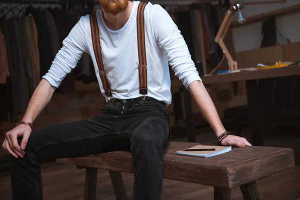 Обрезанный Снимок Стильного Мужчины Модельера Сидящего Ноутбуком Рабочем Месте — Бесплатное стоковое фото