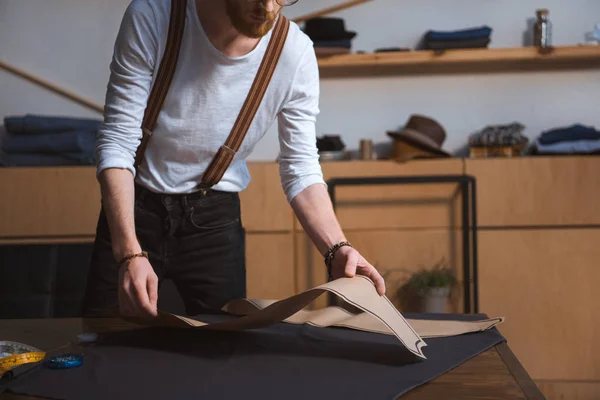 Recortado Disparo Joven Diseñador Moda Masculino Que Trabaja Con Patrones —  Fotos de Stock