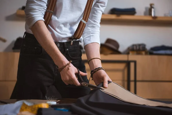 Обрезанный Снимок Мужчины Модельера Работающего Ножницами Узорами Шитья Тканями — стоковое фото