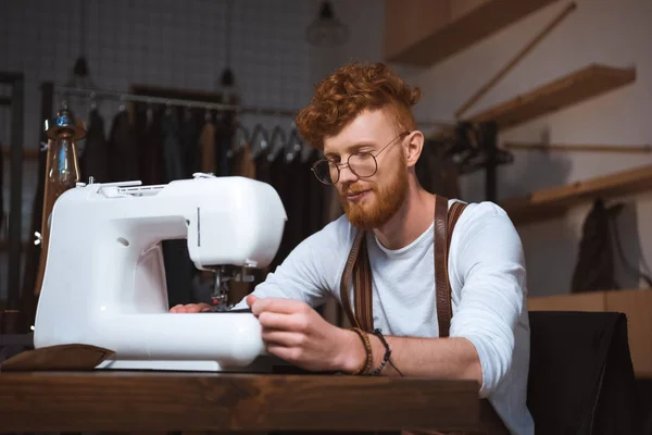 Sonriente Joven Diseñador Moda Gafas Que Trabajan Con Máquina Coser —  Fotos de Stock