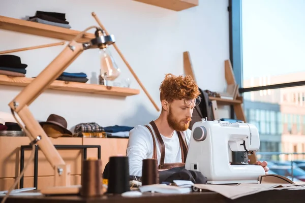 Barbudo Joven Diseñador Moda Trabajando Con Máquina Coser Taller — Foto de Stock