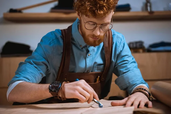 Fokussierte Junge Männliche Modedesignerin Mit Brille Die Arbeitsplatz Schnittmuster Herstellt — Stockfoto