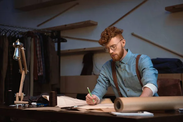 Guapo Joven Diseñador Moda Gafas Trabajo Con Papel Artesanal Taller — Foto de Stock