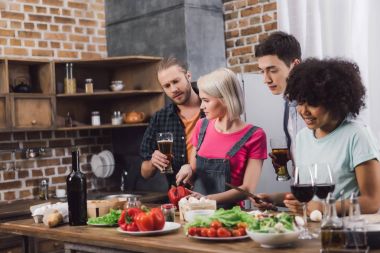 Erkekler yemek ne kadar çok ırklı kız arıyorum bira ile