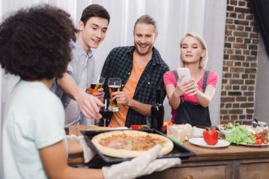 beyaz kız alarak fotoğraf Afrika kökenli Amerikalı arkadaşlarım pizza ile smartphone