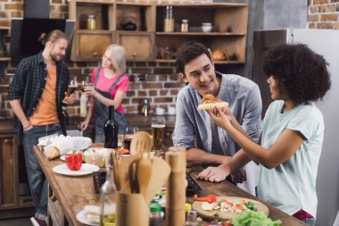 ev yapımı pizza yeme ve içme alkol evde çok kültürlü arkadaşlar