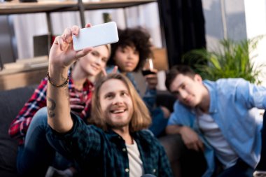 çok kültürlü arkadaşlar evde kanepede selfie alarak