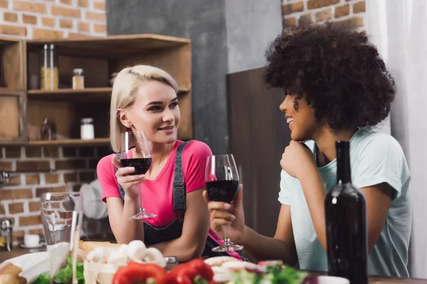 Meninas Multiétnicas Conversando Com Vinho Cozinha — Fotografia de Stock