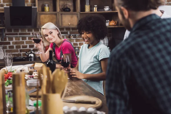 Multiethnische Mädchen Mit Wein Schauen Freunde Der Küche — Stockfoto