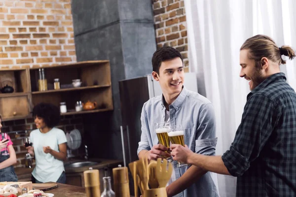 Uomini Clinking Con Bicchieri Birra Cucina — Foto Stock