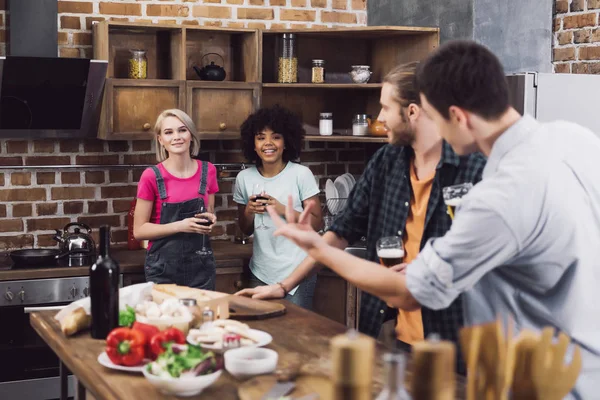 Män Tittar Multietniskt Kvinnliga Vänner Köket — Stockfoto