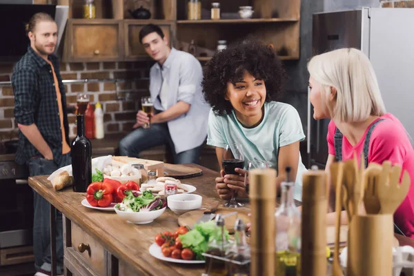 Multiethnische Mädchen Unterhalten Sich Der Küche Mit Wein Und Männlichen — Stockfoto