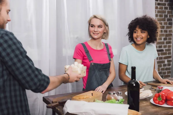 Man Ger Svamp Till Multietnisk Vänner Som Matlagning Köket — Gratis stockfoto