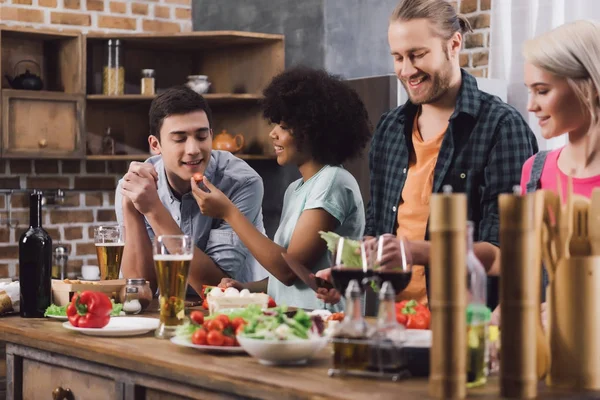 Amigos Multiétnicos Degustando Algo Comida Mientras Cocinan Cocina —  Fotos de Stock