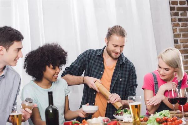 Mann Würzt Lebensmittel Mit Pfeffermühle — Stockfoto