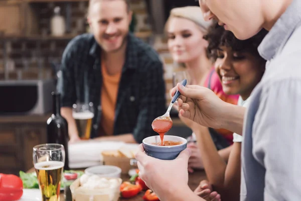 Imagen Recortada Hombre Tomando Salsa Casera Con Cuchara — Foto de Stock