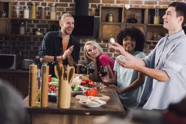 Multiethnische Freunde Schauen Wie Freund Pilze Wirft — Stockfoto