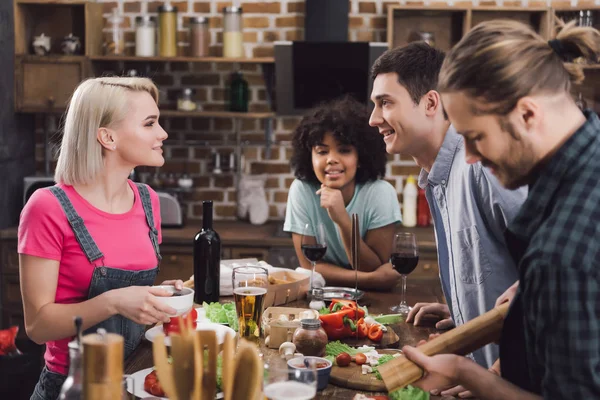 Amigos Multiétnicos Hablando Cocinando Cocina — Foto de Stock