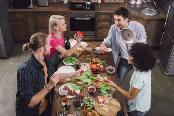 Vista Aérea Amigos Multiculturales Jugando Con Comida — Foto de Stock