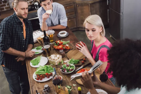 Afrikanerin Zeigt Freunden Rezeptbuch — Stockfoto