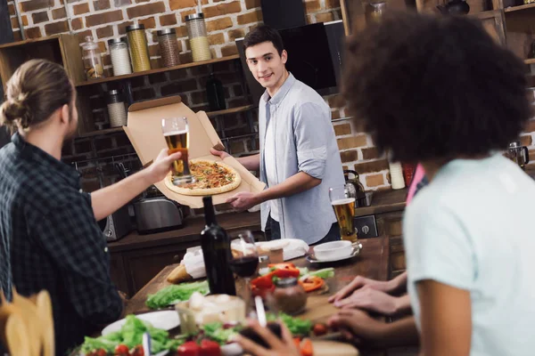 Hombre Feliz Mostrando Pizza Casera Amigos Multiétnicos — Foto de Stock