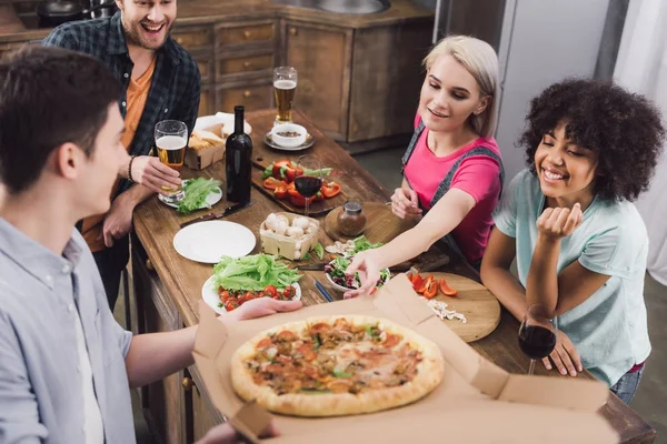 Homem Mostrando Pizza Caseira Para Amigos Multiétnicos — Fotografia de Stock