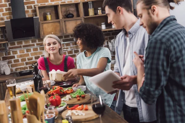 Amigos Multiétnicos Busca Receita Comida Com Tablet — Fotografia de Stock