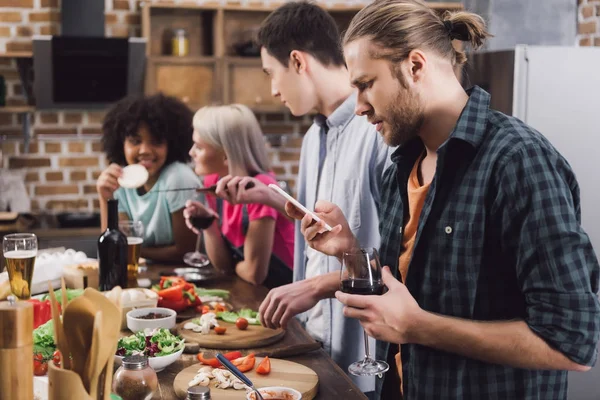 Man Looking Smartphone Party Friends — Stock Photo, Image