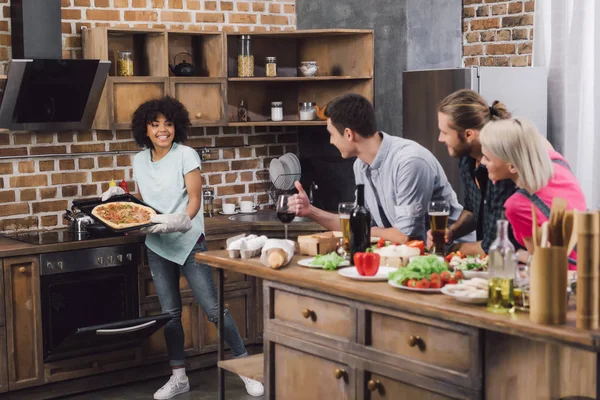 Feliz Africano Americano Chica Trayendo Casero Pizza Amigos — Foto de Stock