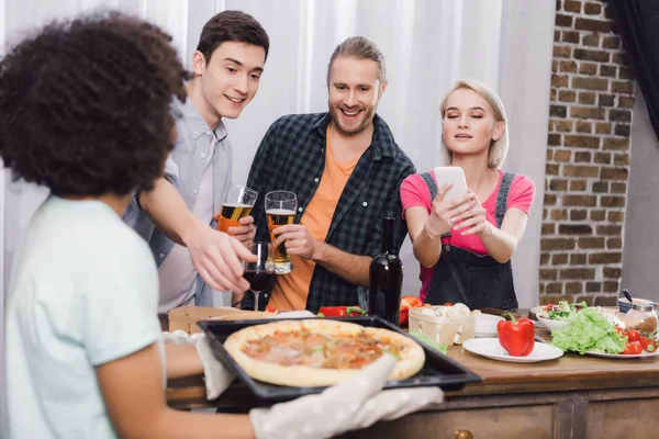 Kaukázusi Girl Figyelembe Fotó Afro Amerikai Meg Pizza Smartphone — Stock Fotó