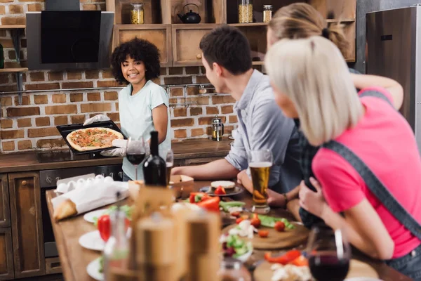 Sorridente Ragazza Afroamericana Portando Pizza Fatta Casa Agli Amici — Foto Stock