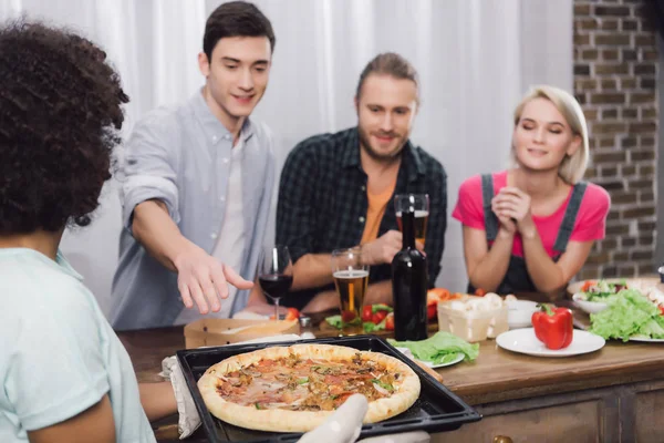 Afrikanerin Bringt Freunden Hausgemachte Pizza — Stockfoto