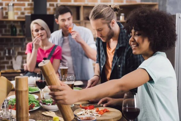 Multiethnische Freunde Bereiten Gemeinsam Essen Der Küche — Stockfoto