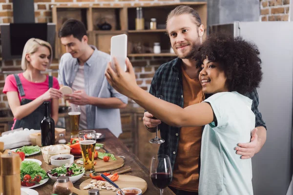 Amis Multiethniques Prendre Selfie Dans Cuisine Avec Smartphone — Photo