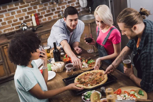 Wielokulturowym Przyjaciół Jeść Pizzę Domowej Roboty Kuchni — Zdjęcie stockowe