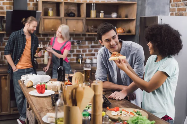 Multikulturelle Freunde Essen Hausgemachte Pizza Und Trinken Hause Alkohol — Stockfoto