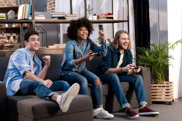 Amigos Multiculturais Jogando Videogame Casa — Fotografia de Stock