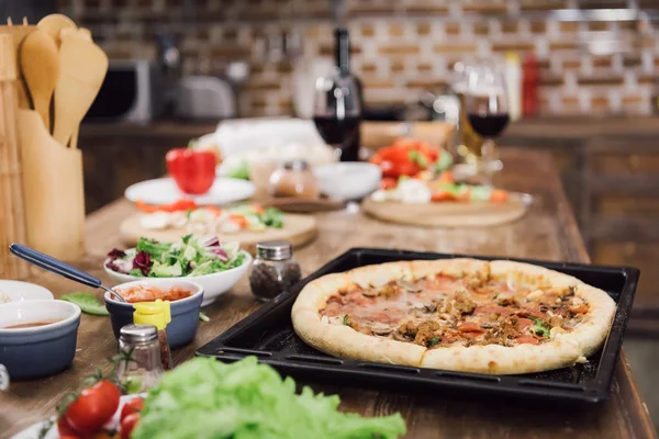 Homemade Delicious Pizza Table Kitchen — Stock Photo, Image