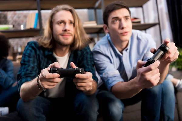 Homens Jogando Videogame Sofá Casa — Fotografia de Stock