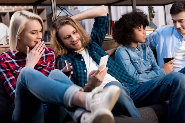 Multiculturele Vrienden Bank Zitten Kijken Naar Smartphone — Stockfoto